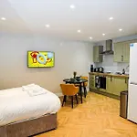 Easy 2 Manage Wisteria House, Heathrow Retreat, Free Parking