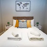 Easy 2 Manage Wisteria House, Heathrow Retreat, Free Parking