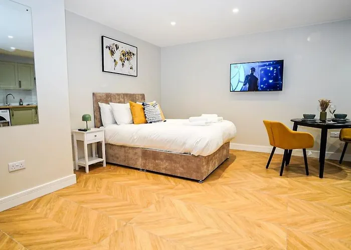 Easy 2 Manage Wisteria House, Heathrow Retreat, Free Parking