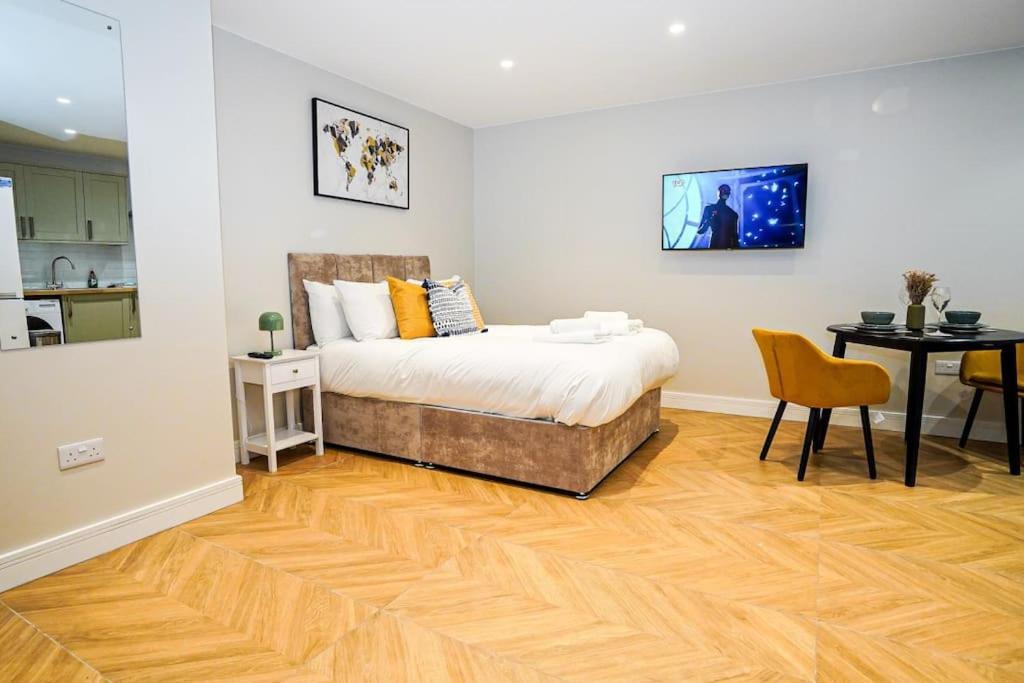 Easy 2 Manage Wisteria House, Heathrow Retreat, Free Parking Apartment *